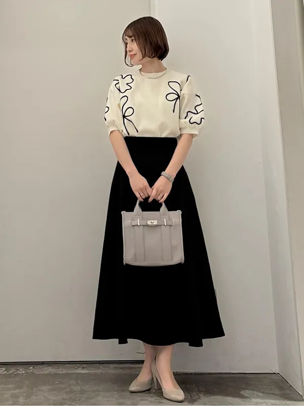 女性らしくきちんと感が出せる五分袖ニットのモノトーンコーデ | 20度 服装
