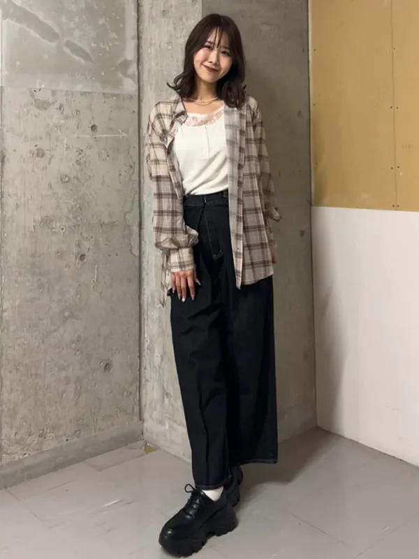 羽織るだけで秋らしいチェックシアーシャツのデニムスタイル | 20度 服装