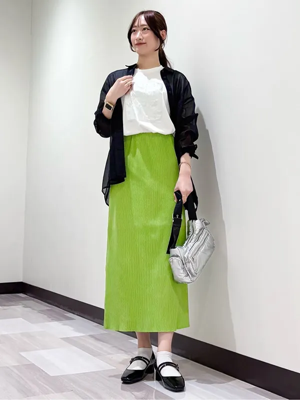 涼しくトレンド感も完璧なシアーシャツのモードカジュアル | 20度 服装
