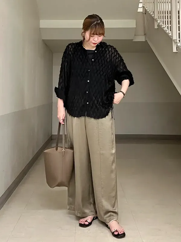 立体感のあるシアーシャツでつくる旬の大人リラックススタイル ｜気温20度の服装はコレ！最高/最低20度別のおすすめコーデ【2026年最新】｜ストライプクラブ