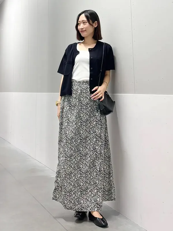 半袖カーディガン×タンクトップで寒暖差に対応する花柄スカートの装い ｜気温20度の服装はコレ！最高/最低20度別のおすすめコーデ【2026年最新】｜ストライプクラブ