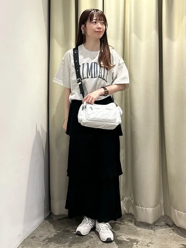 カジュアルなロゴTシャツはフェミニンスカート合わせでこなれる | 20度 服装