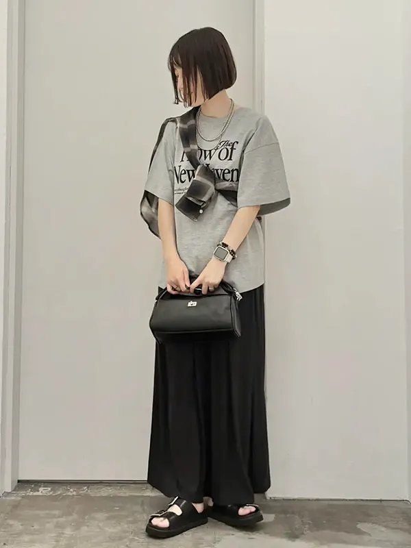 シアーチェックシャツをたすき掛けして抜け感のある秋の涼感コーデに ｜気温20度の服装はコレ！最高/最低20度別のおすすめコーデ【2026年最新】｜ストライプクラブ