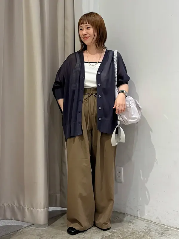 シアーカーディガンとタンクトップで気温差をカバーする秋色パンツコーデ ｜気温20度の服装はコレ！最高/最低20度別のおすすめコーデ【2026年最新】｜ストライプクラブ