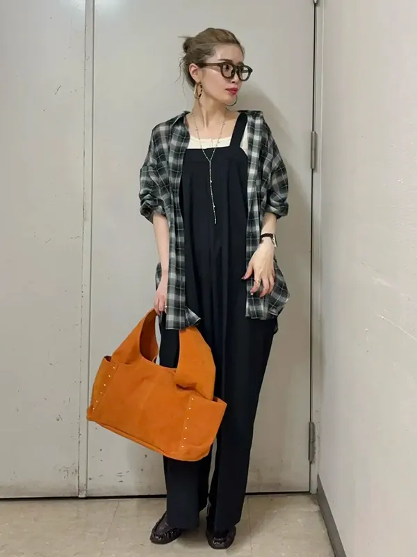 チェックシャツでアクセントを添えたサロペットの大人カジュアル ｜気温20度の服装はコレ！最高/最低20度別のおすすめコーデ【2026年最新】｜ストライプクラブ
