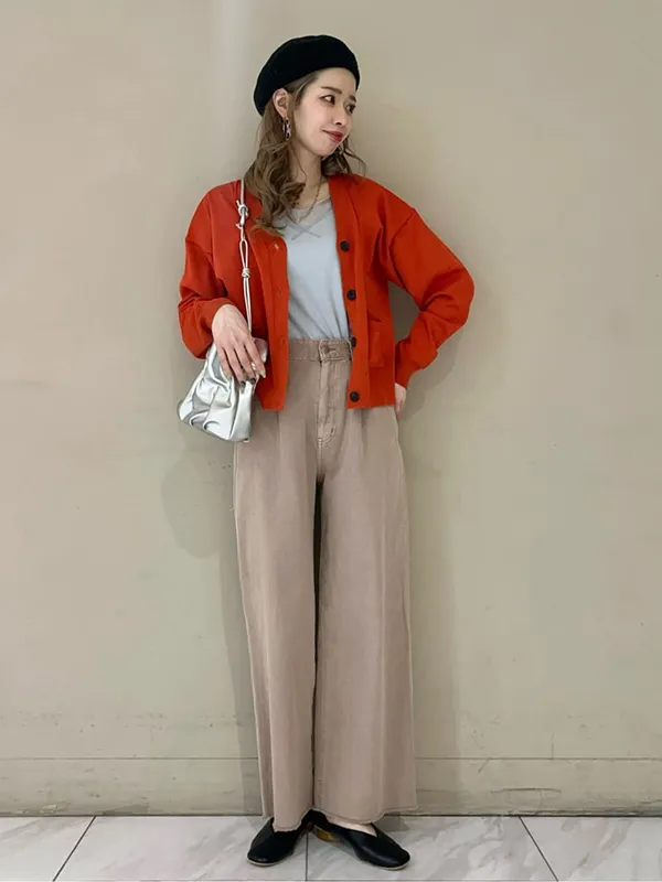 肌寒さを回避するコンパクトカーデはスタイルアップも叶えてくれる | 20度 服装