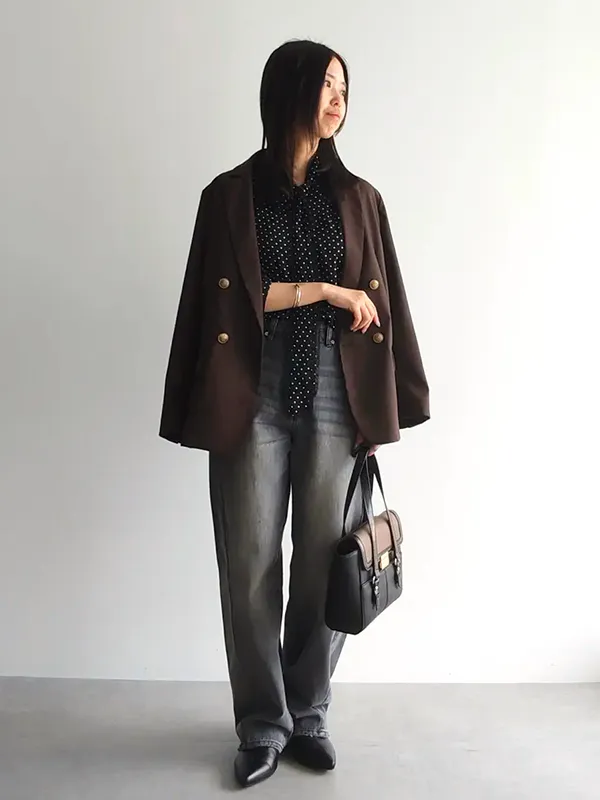 ブラウンジャケットで秋感を深めたクラシカルな上品デニムコーデ ｜気温20度の服装はコレ！最高/最低20度別のおすすめコーデ【2026年最新】｜ストライプクラブ