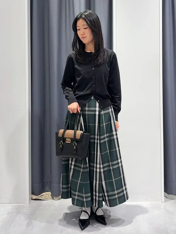 旬のトップス使いで魅せるカーディガン×チェック柄フレアスカート ｜気温20度の服装はコレ！最高/最低20度別のおすすめコーデ【2026年最新】｜ストライプクラブ