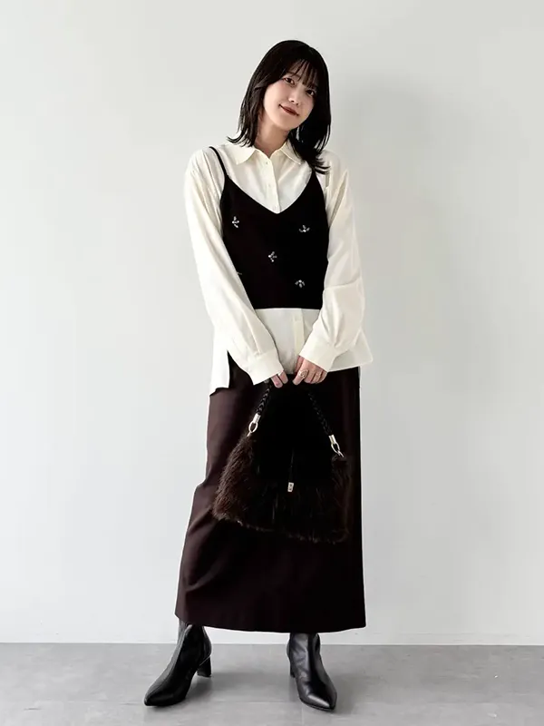 シャツ×ビスチェで奥行きをつくる秋のレイヤードスタイル ｜気温20度の服装はコレ！最高/最低20度別のおすすめコーデ【2026年最新】｜ストライプクラブ