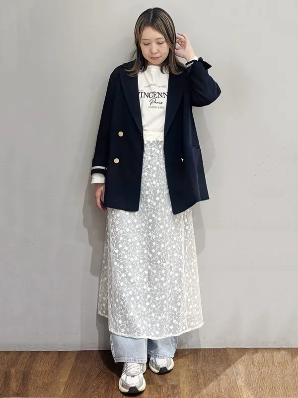 淡い色味のレイヤードコーデを引き締めるネイビージャケット | 20度 服装