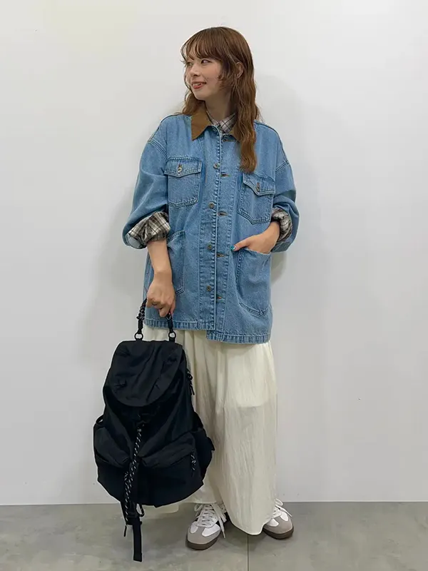 デニムジャケット×シャツのレイヤードでスポーツミックスを秋顔にシフト ｜気温20度の服装はコレ！最高/最低20度別のおすすめコーデ【2026年最新】｜ストライプクラブ