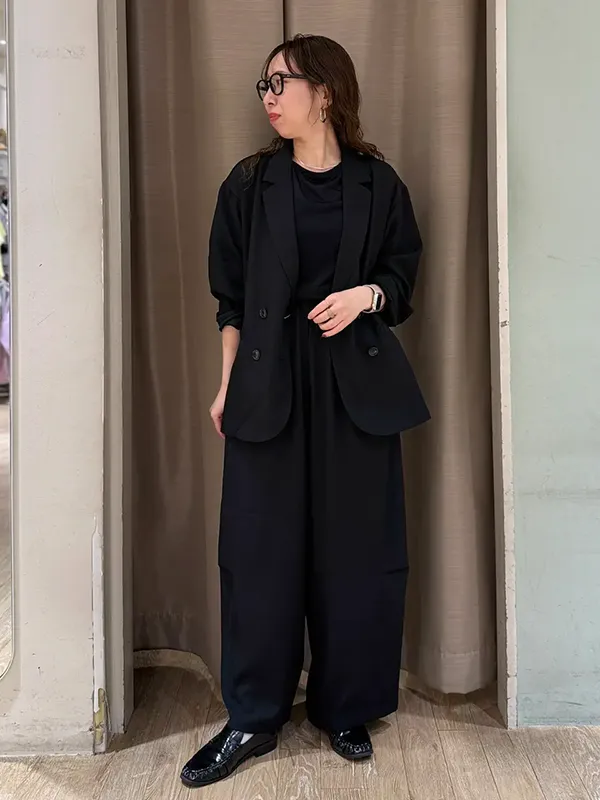セットアップに透け感を効かせた今どきブラックコーデ ｜気温20度の服装はコレ！最高/最低20度別のおすすめコーデ【2026年最新】｜ストライプクラブ