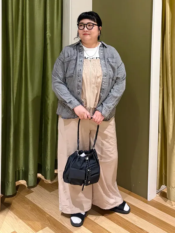 着脱しやすさも魅力のデニムシャツ×ビスチェセットアップの重ね着スタイル ｜気温20度の服装はコレ！最高/最低20度別のおすすめコーデ【2026年最新】｜ストライプクラブ