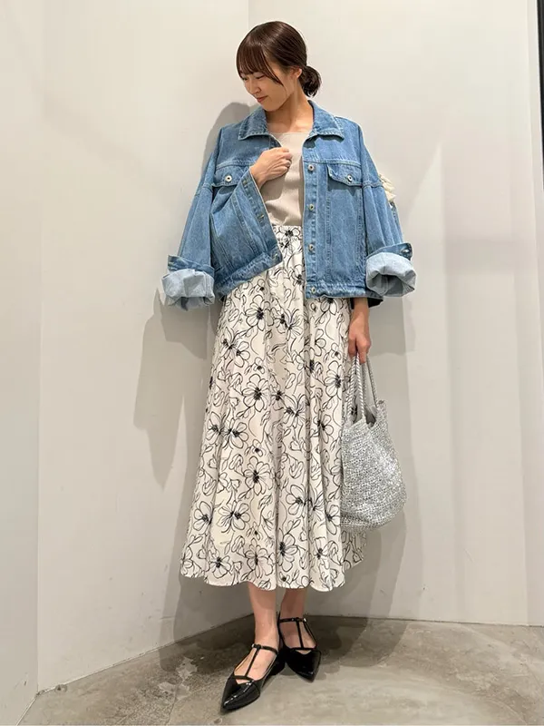 フェミニンコーデに抜け感をプラスしてくれるデニムジャケット | 20度 服装