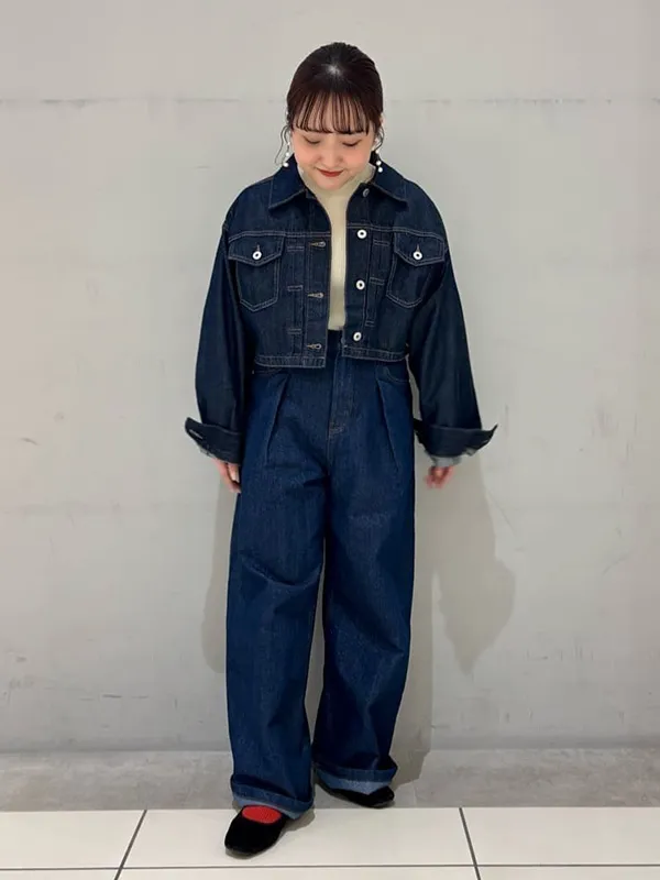ショート丈のデニムジャケットでデニムonデニムをアップデート | 20度 服装