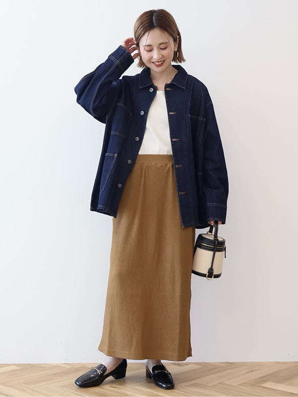 女性らしいコーデに抜け感を添えるオーバーサイズのデニムジャケット | 23度 服装