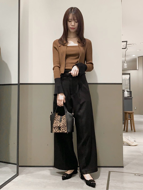 自然なスタイルアップを叶えるトレンド感抜群のコンパクトカーディガン | 23度 服装