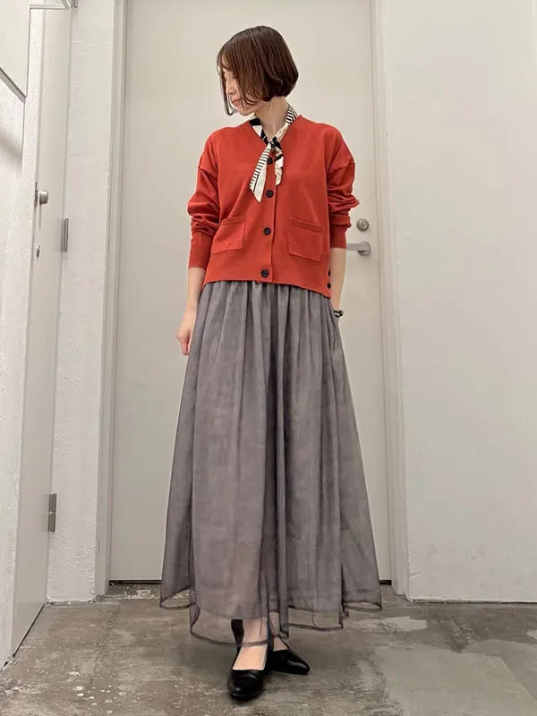 スタイルにメリハリをつけられるショート丈カーディガン | 23度 服装