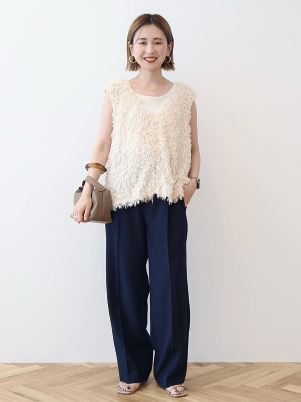 注目素材のベストをノースリーブ的に着こなす変化球トップスコーデ | 23度 服装