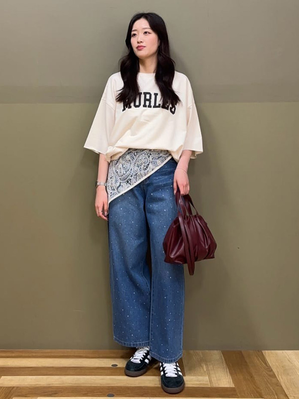 旬小物やデザイン性の高いアイテムをミックスさせた洗練Tシャツスタイル | 23度 服装
