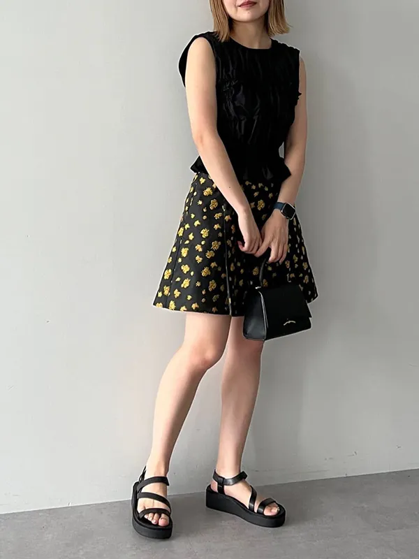 ノースリーブブラウスなど肌見せアイテムもブラックでシックに | 23度 服装