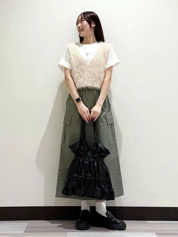 Tシャツ×ベストの旬なレイヤードでカジュアルスタイルを一新 | 23度 服装