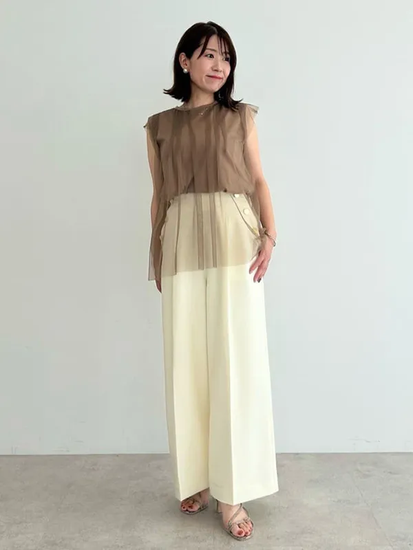 一味違うきれいめコーデが完成するデザインノースリーブ | 23度 服装