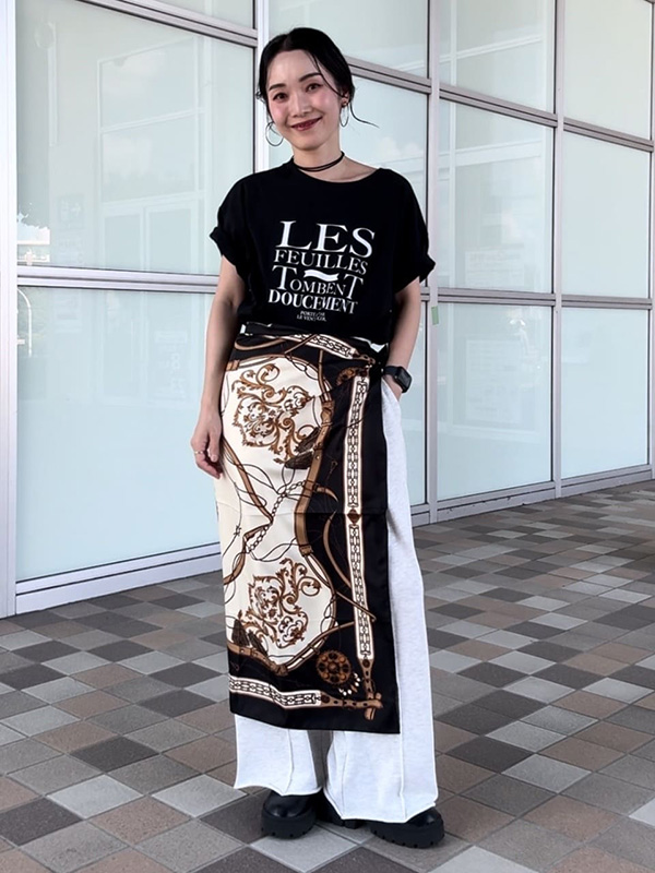 機能性Tシャツとスウェットパンツのラフスタイルにスカーフでアクセントを | 23度 服装