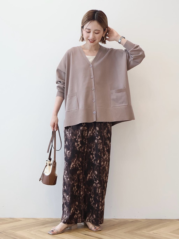 ルーズシルエットのカーディガンをトップス風に着こなしトレンド感を | 23度 服装