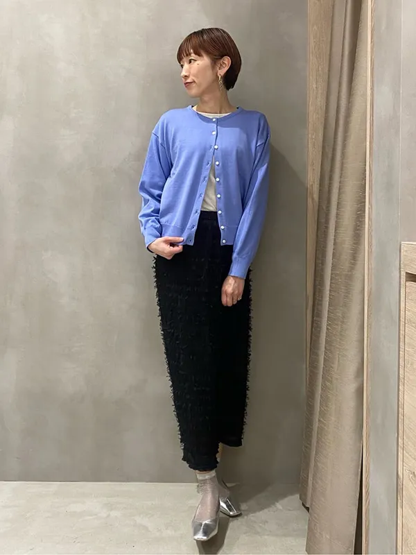 持ち運びしやすくオンオフ使いやすいコンパクトなカーディガン | 23度 服装