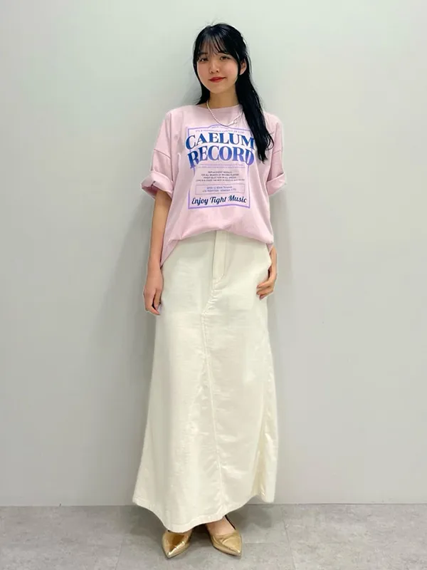 今っぽいシルエットとコーデのアクセントになるプリントTシャツ | 23度 服装