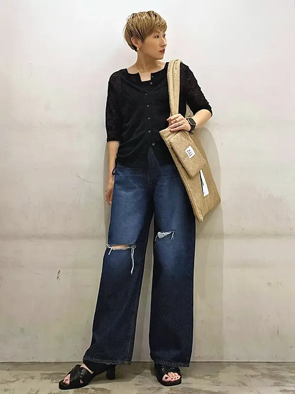 レースカーデで涼やかに乗り切る秋めきデニムスタイル ｜気温23度の服装はコレ！最高/最低23度別の正解コーデ【2026年最新】｜ストライプクラブ