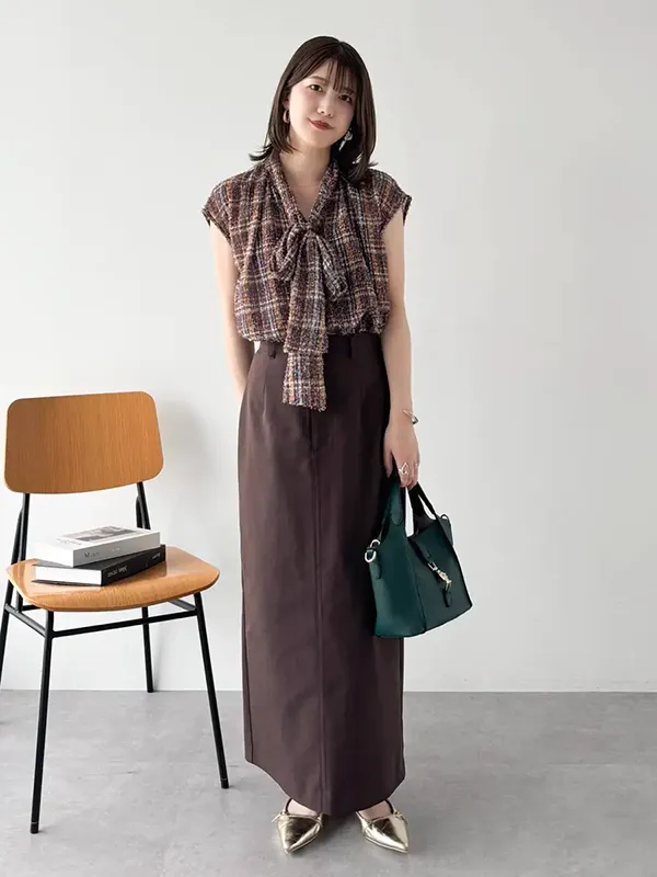 チェック柄のジャガードブラウスで秋を先取る上品なクラシックコーデ ｜気温23度の服装はコレ！最高/最低23度別の正解コーデ【2026年最新】｜ストライプクラブ