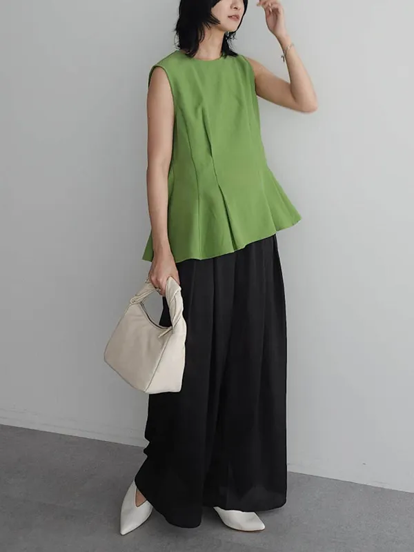 スタイルアップも実現する軽やかノースリーブブラウス | 23度 服装