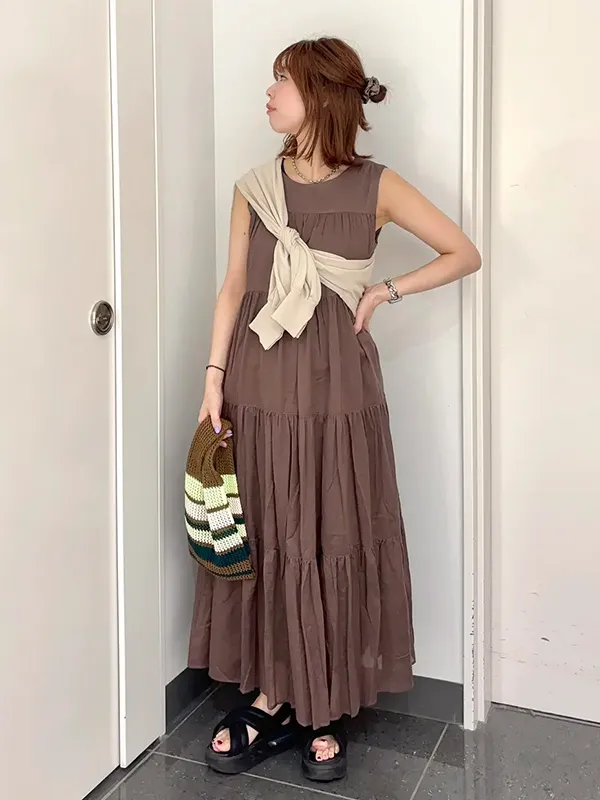 冷感カーデのたすき掛けをアクセントにしたこなれノースリワンピコーデ ｜気温23度の服装はコレ！最高/最低23度別の正解コーデ【2026年最新】｜ストライプクラブ