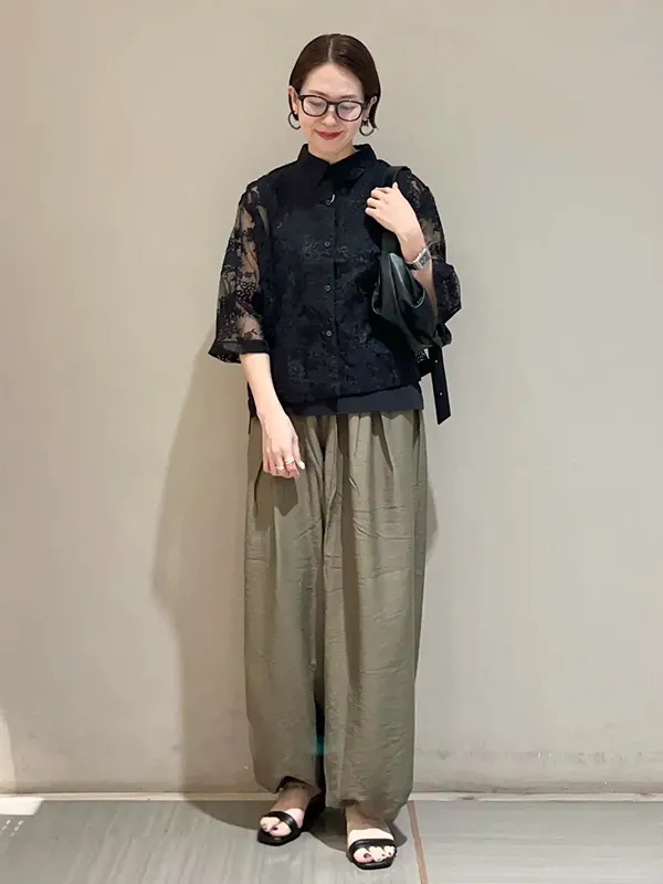 秋っぽアースカラーコーデにはレース刺繍シャツの透け感で軽さを添える ｜気温23度の服装はコレ！最高/最低23度別の正解コーデ【2026年最新】｜ストライプクラブ
