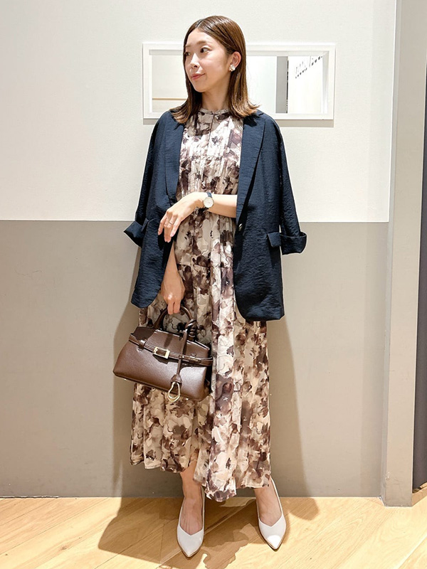 フェミニンワンピとも好相性な柔らかジャケットのシックコーデ | 23度 服装
