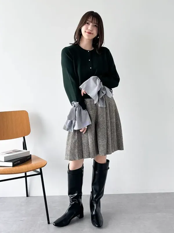 袖リボンが手元を彩るデザインカーディガンでクラシカルな秋スタイルを ｜気温23度の服装はコレ！最高/最低23度別の正解コーデ【2026年最新】｜ストライプクラブ