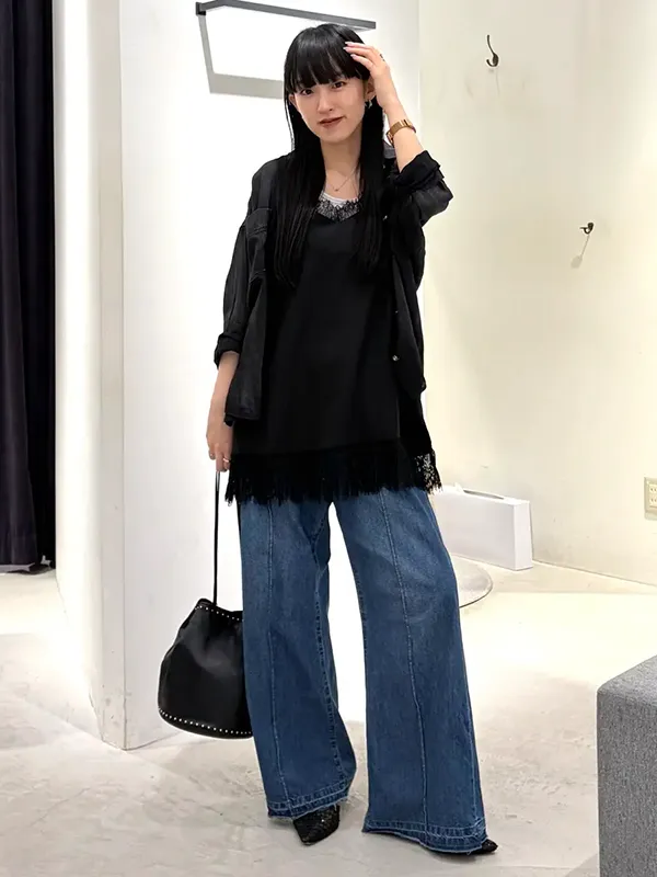 シアーデニムシャツを軽やかに羽織った大人の今っぽカジュアル ｜気温23度の服装はコレ！最高/最低23度別の正解コーデ【2026年最新】｜ストライプクラブ