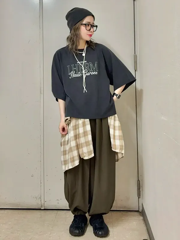 腰巻きシャツでメリハリをつける秋の大人ストリート ｜気温23度の服装はコレ！最高/最低23度別の正解コーデ【2026年最新】｜ストライプクラブ