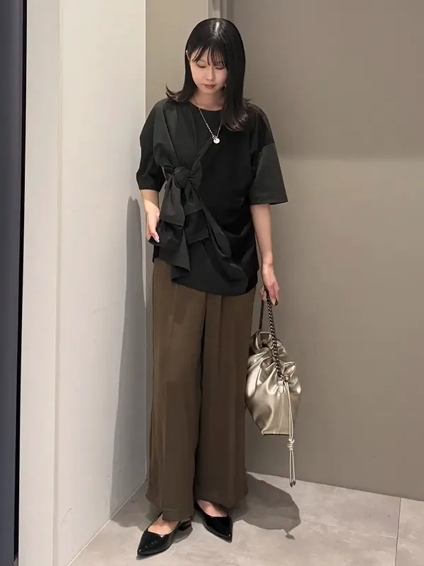 袖丈が変わる2WAYトップスのきれいめコーデで気温差にスマートに対応 ｜気温23度の服装はコレ！最高/最低23度別の正解コーデ【2026年最新】｜ストライプクラブ