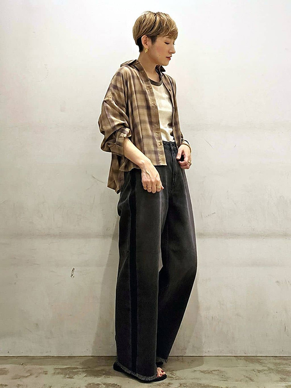 トレンド感＆秋らしさ全開のチェック柄ショート丈シャツの大人カジュアル | 23度 服装