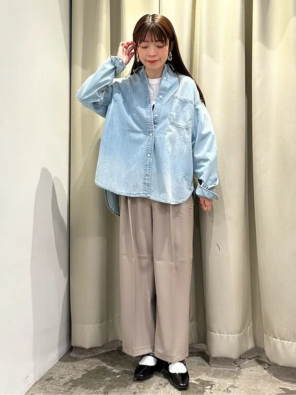 春を感じるデニムシャツでつくるきれいめカジュアル | 23度 服装