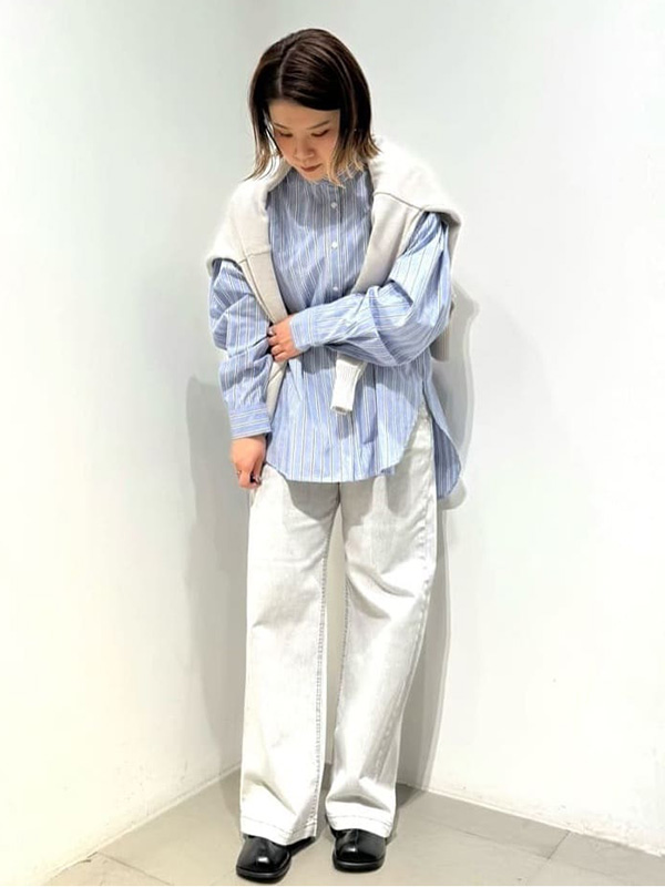 シルエットやデザインでグッとこなれ感が増すカーディガン&シャツのレイヤード | 23度 服装
