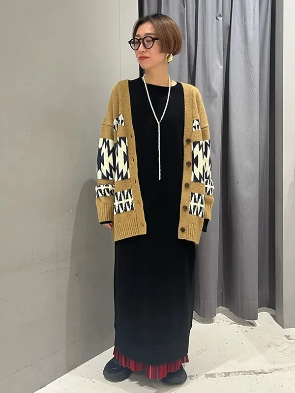 印象的な柄カーデと技ありレイヤードでつくる高感度カジュアル | 23度 服装