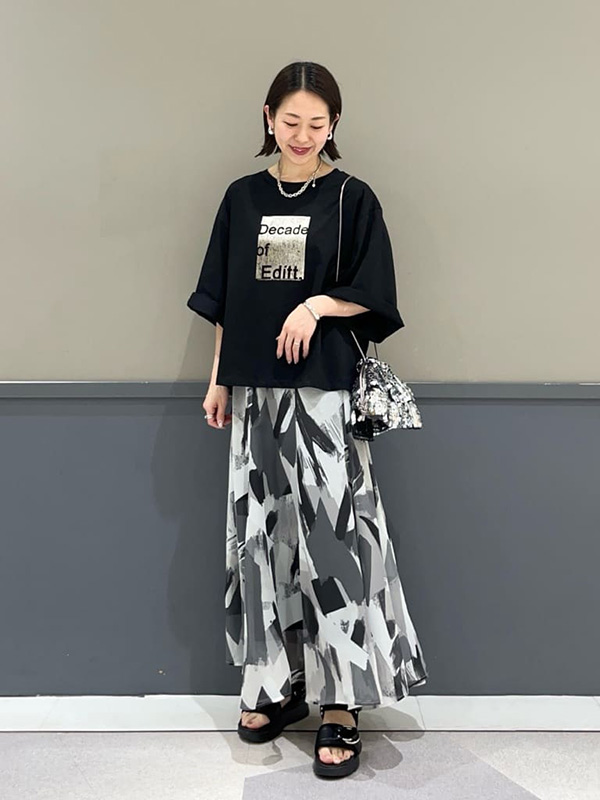 肌寒さも紫外線も回避できる機能性五分袖Tシャツのモノトーンコーデ | 26度服装