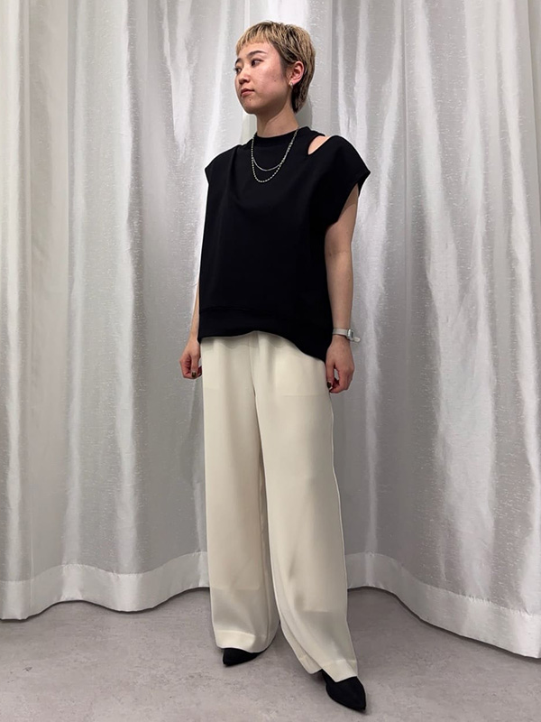 スリット入りトップスで涼しさとワンランク上のカジュアルを目指す | 26度服装