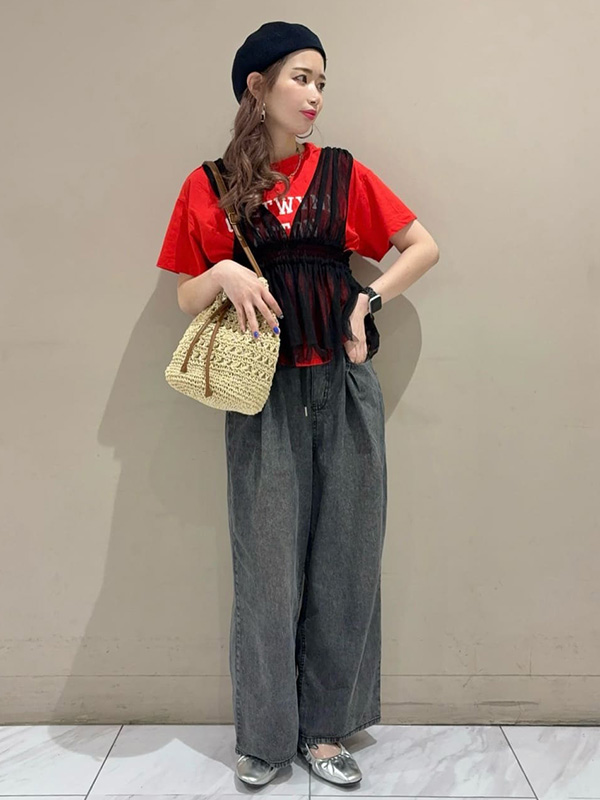 汗染み防止機能付きならカラーTシャツを主役にしたコーデも難なく楽しめる | 26度服装