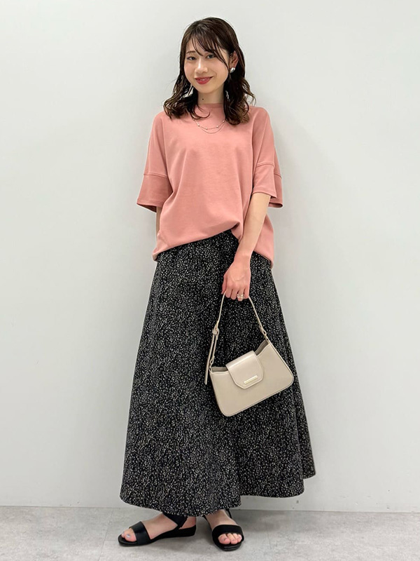 風通しと肌離れが良いゆる×ゆるシルエットのフェミニンリラックスコーデ | 26度服装