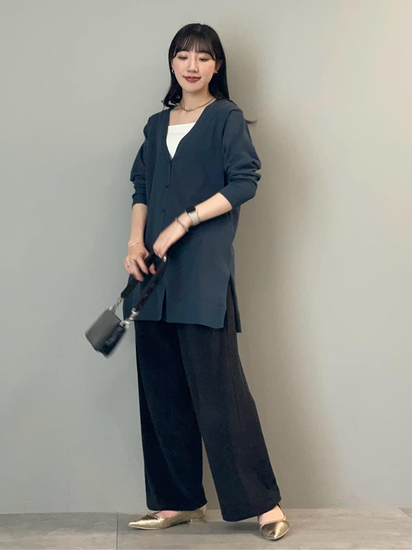 サラッと着られて体型カバーも叶うシンプルカーディガンスタイル | 26度服装